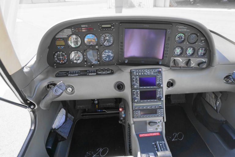 Cirrus SR20 N581C panel
